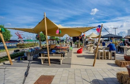 Stretchtent met picknicksets, lampions en statafels