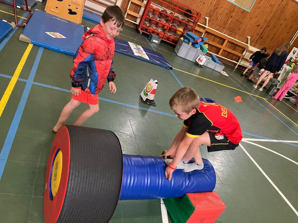 Kinderen op het Super Mario hindernissenparcours in de sporthal