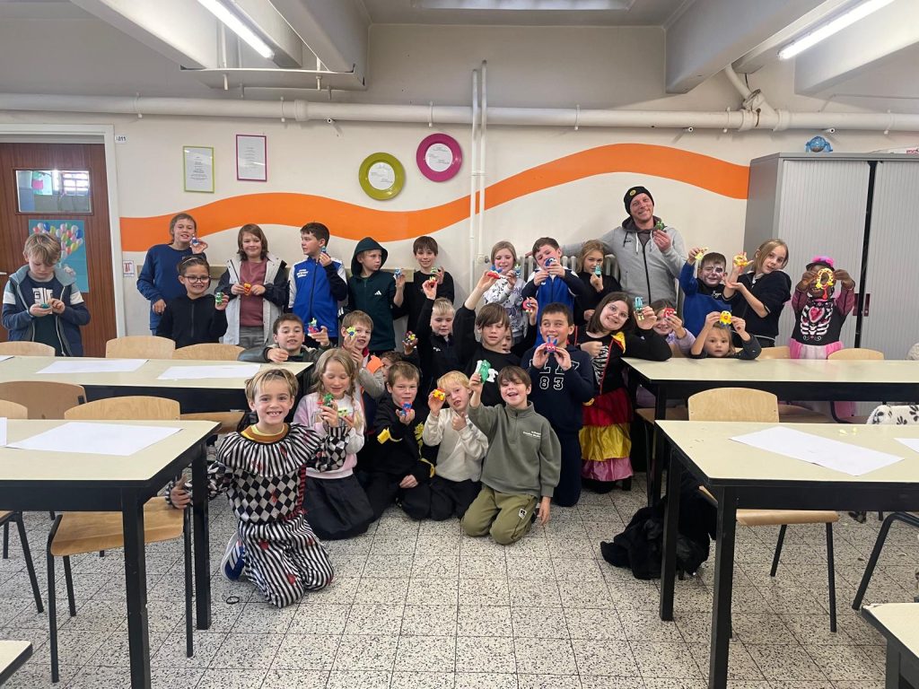 Groepsfoto met zelfgemaakte kleifiguurtjes