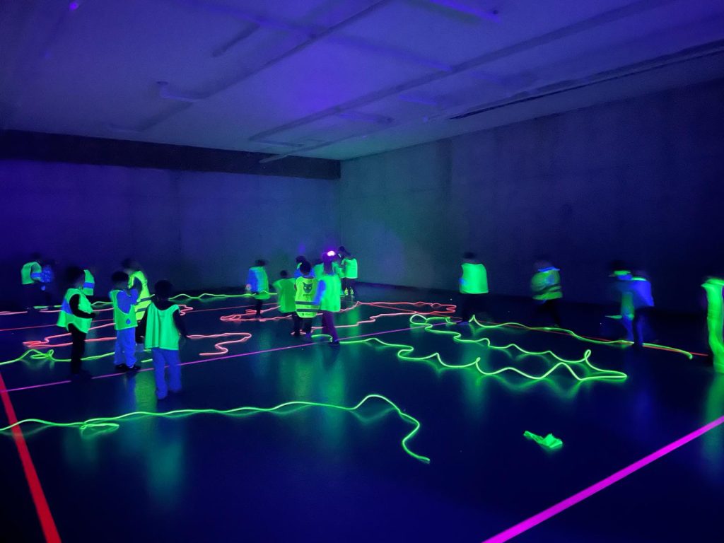 Glow-in-the-dark spel tijdens het Halloweenkamp