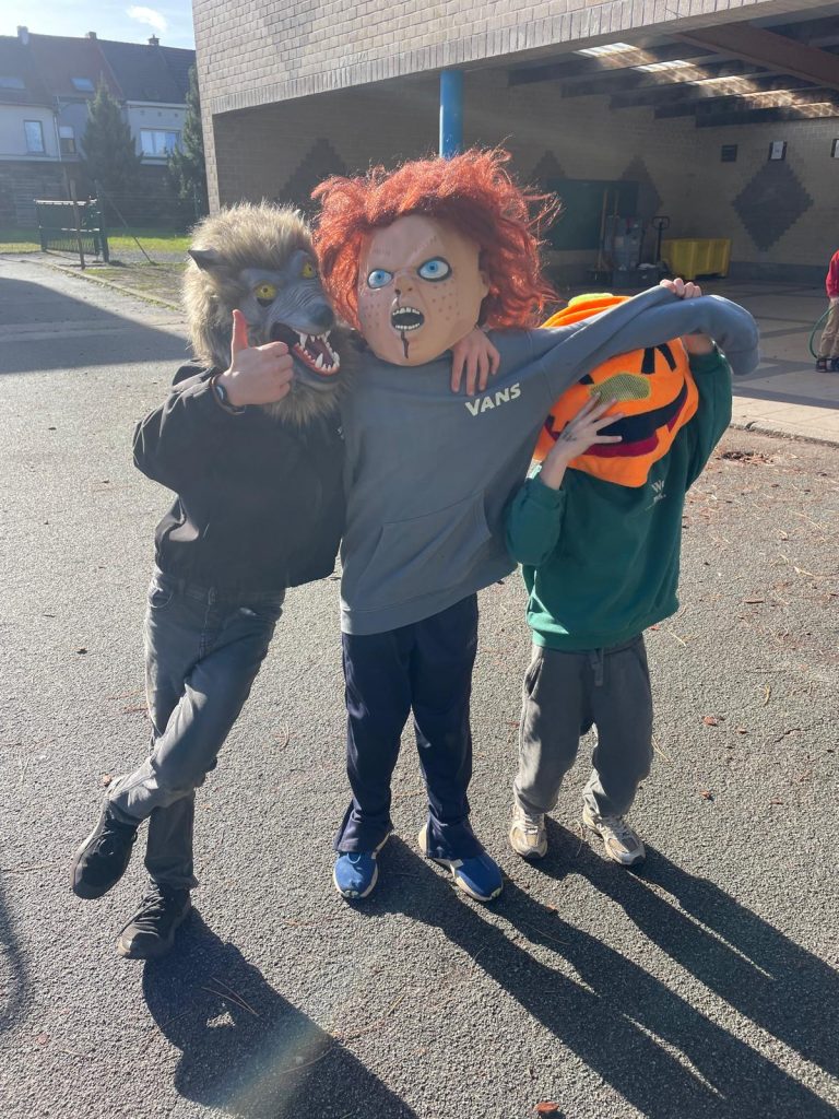Kinderen in Halloweenkostuums tijdens het kamp