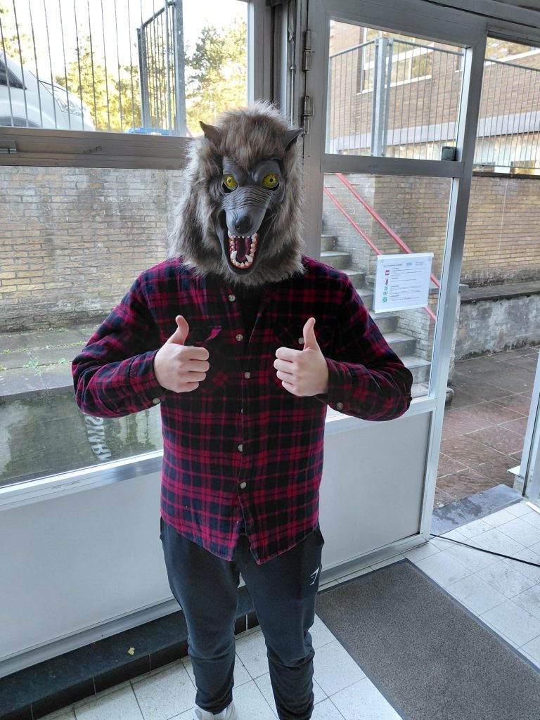 Monitor met weerwolfmasker tijdens het Halloweenkamp