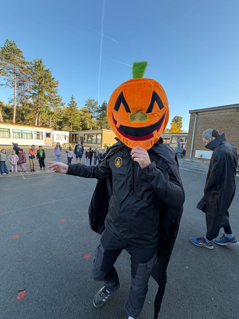 Monitor met pompoenmasker tijdens het Halloweenkamp