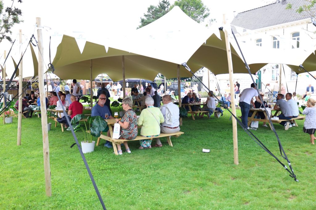 Festivalterrein met stretchtenten en picknicksets