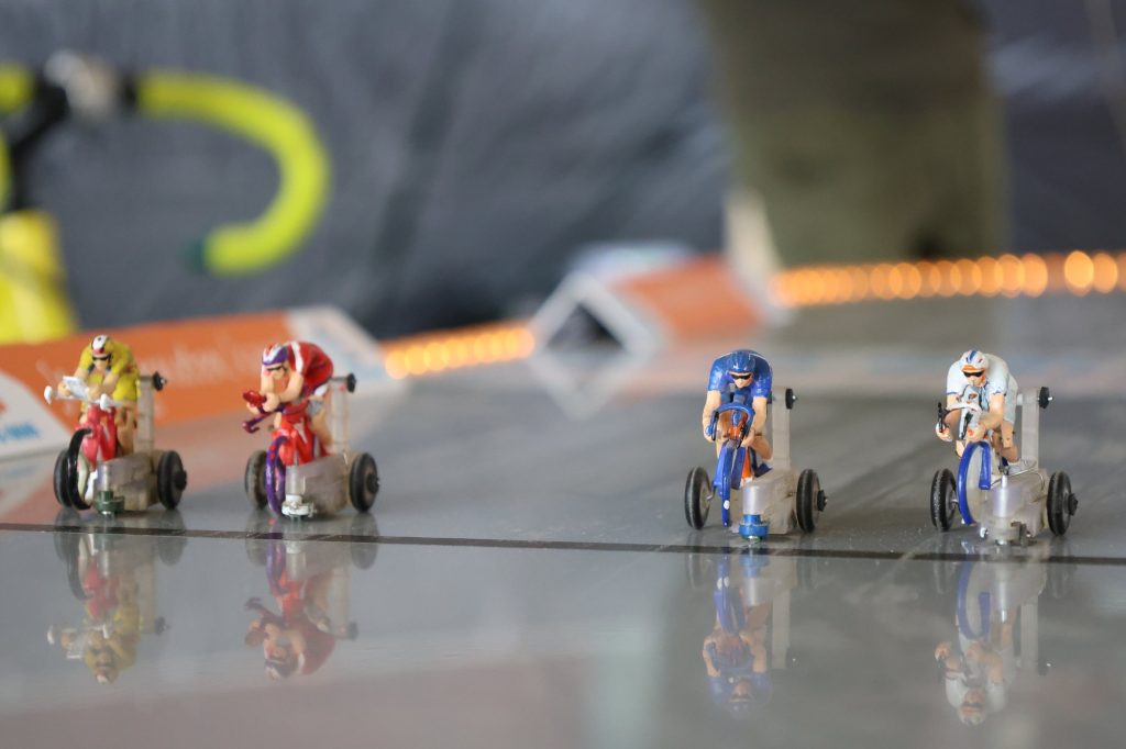 Miniatuurrennertjes op de gepersonaliseerde fietsrenbaan