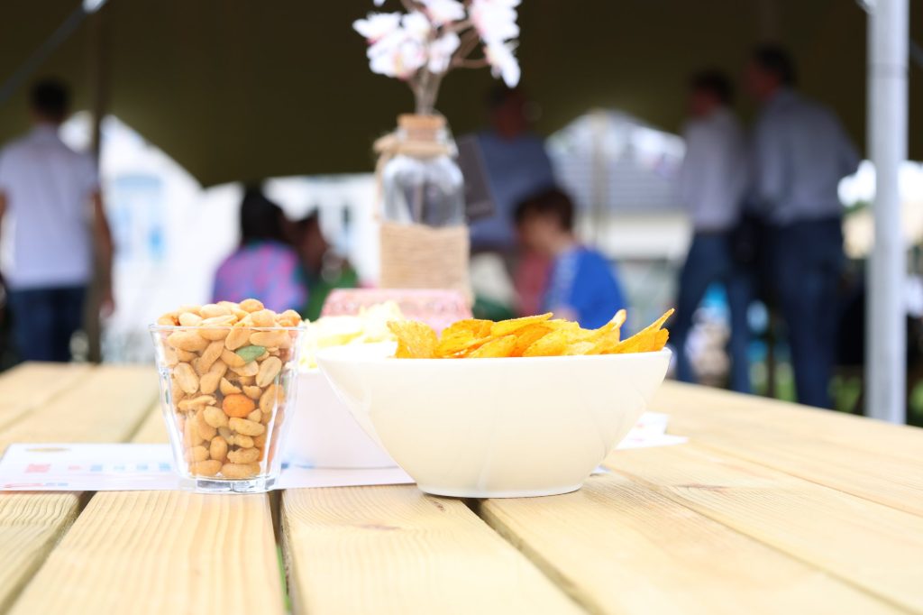 Picknicktafel met hapjes op het festivalterrein