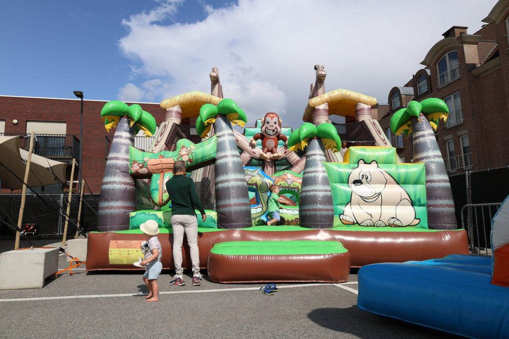 Groot springkasteel als kinderanimatie op het event