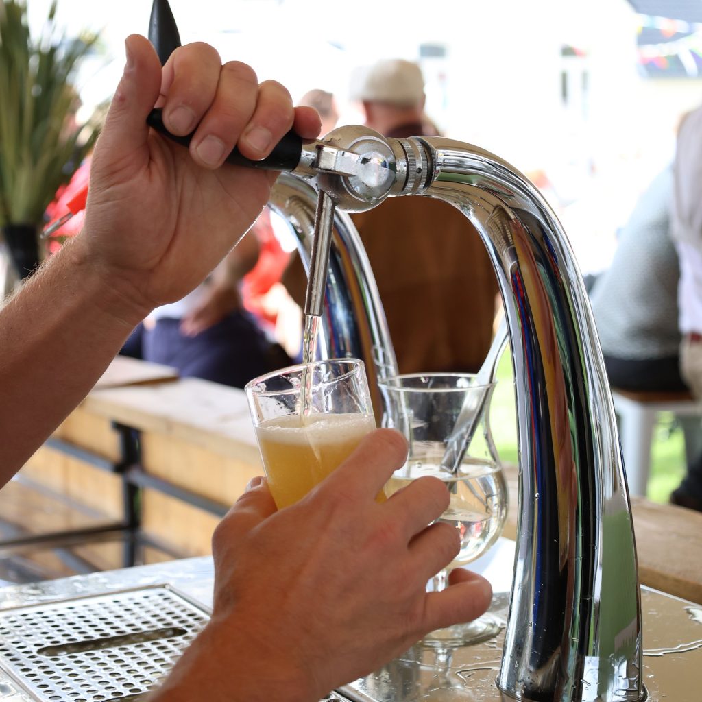 Vers getapt bier aan de festivalbar